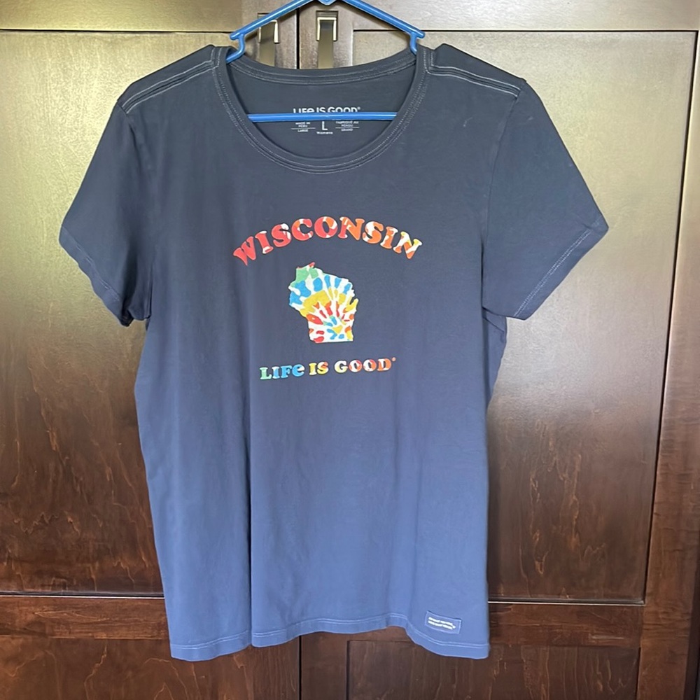 Women’s Life is Good tee shirt. Wisconsin. Navy blue.  EUC, size L